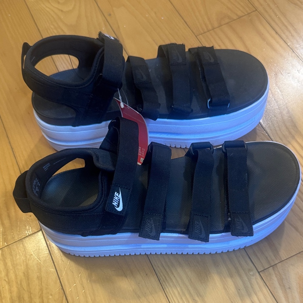 Nike women’s Black Strap Sandals